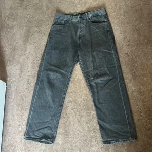 Grå loose fit jeans 30/30 - Säljer ett par grå jeans med loose fit och raka ben. Jeansen har klassisk femficksdesign, dragkedja och knapp i midjan. Är lite skrynkliga men kan strykas vid intresse, annars är det mycket bra skick på de. Tveka inte höra av vid frågor.