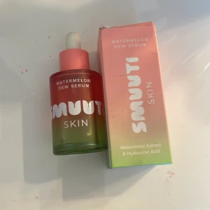 Smuuti Skin Watermelon Dew Serum - Säljer Smuuti Skin Watermelon Dew Serum med vattenmelonextrakt och hyaluronsyra. Kommer i en snygg glasflaska med rosa och grön ombre och pipett för enkel applicering. Perfekt för dig som vill ha glow och återfuktad hud.