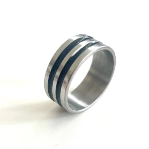 Snygg & stilren ring, stainless steel 1,8 cm -  Den har snygga och tidlösa ringen i stainless steel är 1,8 cm i diameter. Den är prydd med 2 svarta streck som designats att gå ned i ringens yta och därmed ger den ett djup den inte haft annars. Stämplar finns, se foto.
