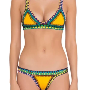 Färgglad bikini från Kiini i M - Ordn pris 3 000 ! Storlek M men skulle säga S oxå!Superfin bikini från Kiini i gult med virkade detaljer i blått, grönt, lila, rosa och gult. Triangelformad överdel och klassiska bikinitrosor. Unik och färgstark design med virkade kanter som ger en boho-vibe. Perfekt för stranden eller poolen!