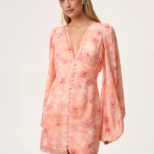 Adore peach klänning - En helt ny adoore klänning i färgen peach!! Så fin med prislapp kvar, HELT SLUTSÅLD i alla storlekar🥹🥹 kan möjligtvis diskutera pris vid snabb affär🌸🌸🌸