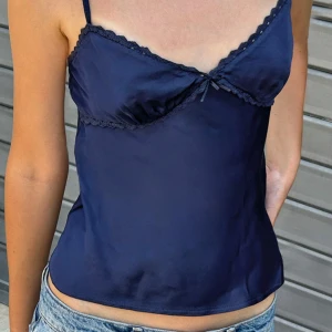 Blått linne subdued  -  Jättegulligt marinblått linne med fina detaljer och en rosett. Nypris 384 kr. Storlek 36, S, men sitter mer som XS. Köpte i Stockholm för några månader sen. Fett söt! 