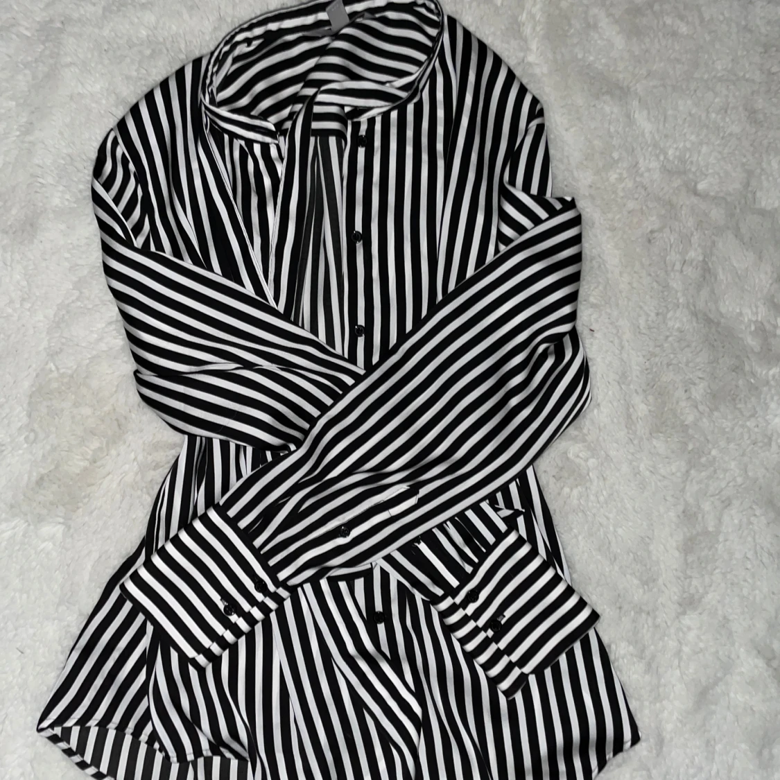 Randig svartvit skjorta från H&M - 2