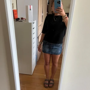 Mörkblå jeanskjol  - Säljer en kort mörkblå lågmidjad jeanskjol från TRF denim. Säljer då jag inte riktigt använder den💓💓