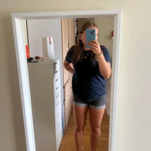 Mörkgrå jeansshorts - Snygga gråa jeansshorts med uppvikta kanter från H&M. Shortsen är low/mid rise. Stl 32 men skulle säga att de är mer som stl 34🫶🫶