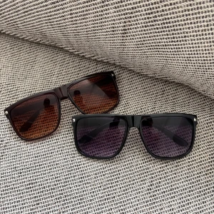 Rayban-boyfriend inspiererade solglasögon - Detta är inte raybans men de är i exakt samma struktur och form. De är helt nya och erbjuder ett kanonpris där du får två stycken solglsögon i de två färgerna enligt bilden för endast 200kr. Kontakta gärna mig vid funderingar eller ifall intresset är större av att endast köpa ett par ☀️🕶️🏖️