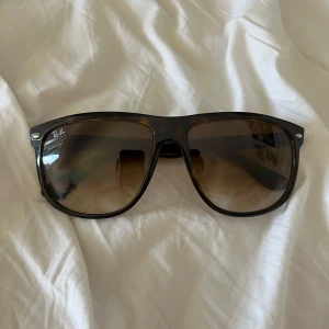Ray-Ban Boyfriend solglasögon  - Säljer ett par sköna RB4147 brillor! | Riktigt fint skick på brillorna! | Utan fodral. | Ställ gärna frågor innan du köper!