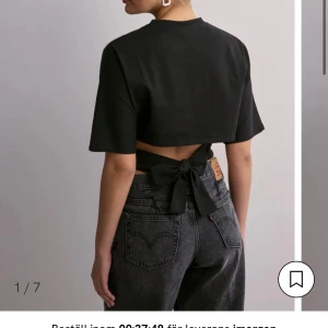 Nelly knyt T-shirt  - Svart croppad t-shirt med korta ärmar och snygg knytning i ryggen. Aldrig använt den och prislappen är kvar. Är i strl M men skulle säga att den sitter mer som en S