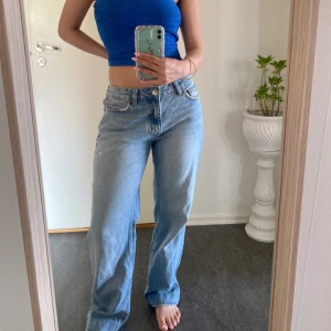Low Straight jeans från Gina Tricot - Säljer ett par ljusblå lågmidjade straight jeans från Gina Tricot!