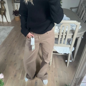 Beiga jeans - Endast testade jeans från design by si, så snygga!! Sista bilden är lånad🩷Är 167cm