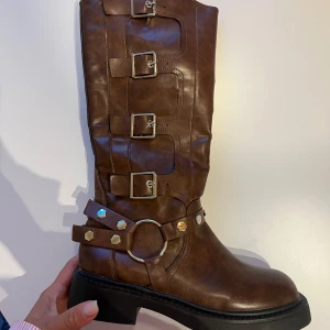 Bruna boots med spännen och nitar - Bikerboots endast provade. Vet tyvärr inte märket 