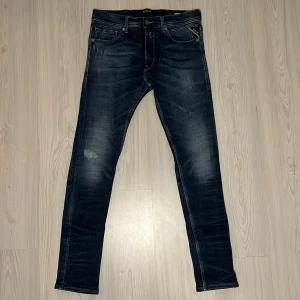 Replay Jeans - Tja säljer nu ett par riktigt snygga Replay jeans i storlek W28 för endast 499kr! ‼️Storleken är W32 men modellen är liten i storlek så dom sitter som W28 ‼️Pris är ej hugget i sten, hör av er i dm vid funderingar 🙌