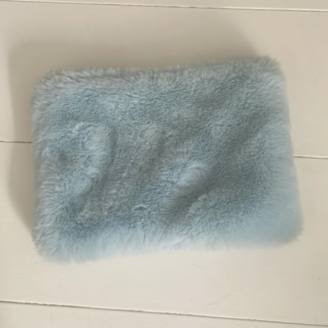 Ljusblå fluffig necessär