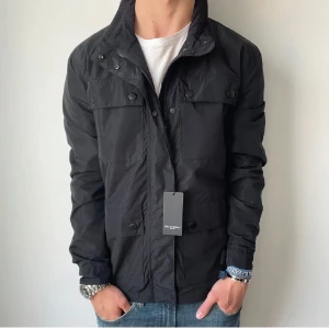 Lawrence Frey Fieldjacka (NY) - Extremt snygg tunn field jacka ifrån Lawrence Grey | Strl - M | Skick - NY (lappar kvar) | Nypris - ca 2500kr | Passar perfekt till sensre sommarkvällar och hösten! För ytterligare frågor är det bara att skriva 🤝