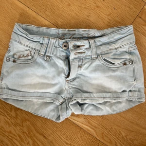 Lågmidjade Ljusblå jeansshorts  - Megasnygga ljusblå jeansshorts som är lågmidjade och sköna gr andvönda. Funkar att matcha med allt! Perfekt för utomlandsresor elelr sommar! Köptes för 500 i usa. Har älskat dessa men dem är nu för små tyvärr. Kommer såklart tvätta innan de skickas❤️
