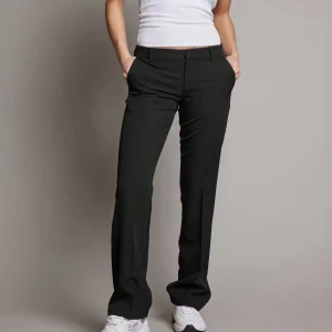 Bik bok kostymbyxor  - Säljer dessa superfina kostymbyxor ifrån Bikbok i modellen Vera. Byxorna är uppsydda och passar dig som är mellan 155-160. Byxorna är köpa i december förra året!💕