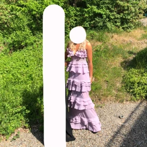 Balklänning, ljuslila  - Säljer min fina långklänning jag hade på balen i ljuslila. Den är från True Decadence. Klänningen har tunna axelband, se på sista bilden att banden gått sönder och jag knutit den. Går att använda så men kan även lagas. Pga defekt så säljer jag billigt. Nypris är 1800kr. Säljer för 950kr.