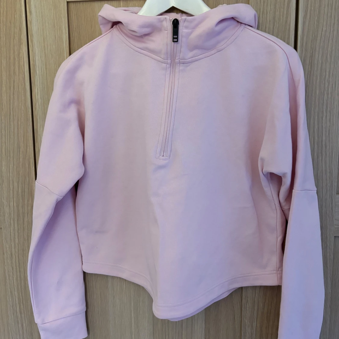 Ljusrosa hoodie från SOC med half zip
