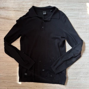 Långarmad piké tröja från Only and Sons - Hej, säljer denna piké då den blivit för liten för mig! Passar någon runt 170-175cm. Den är knappt använd. Kontakta vid frågor!☺️