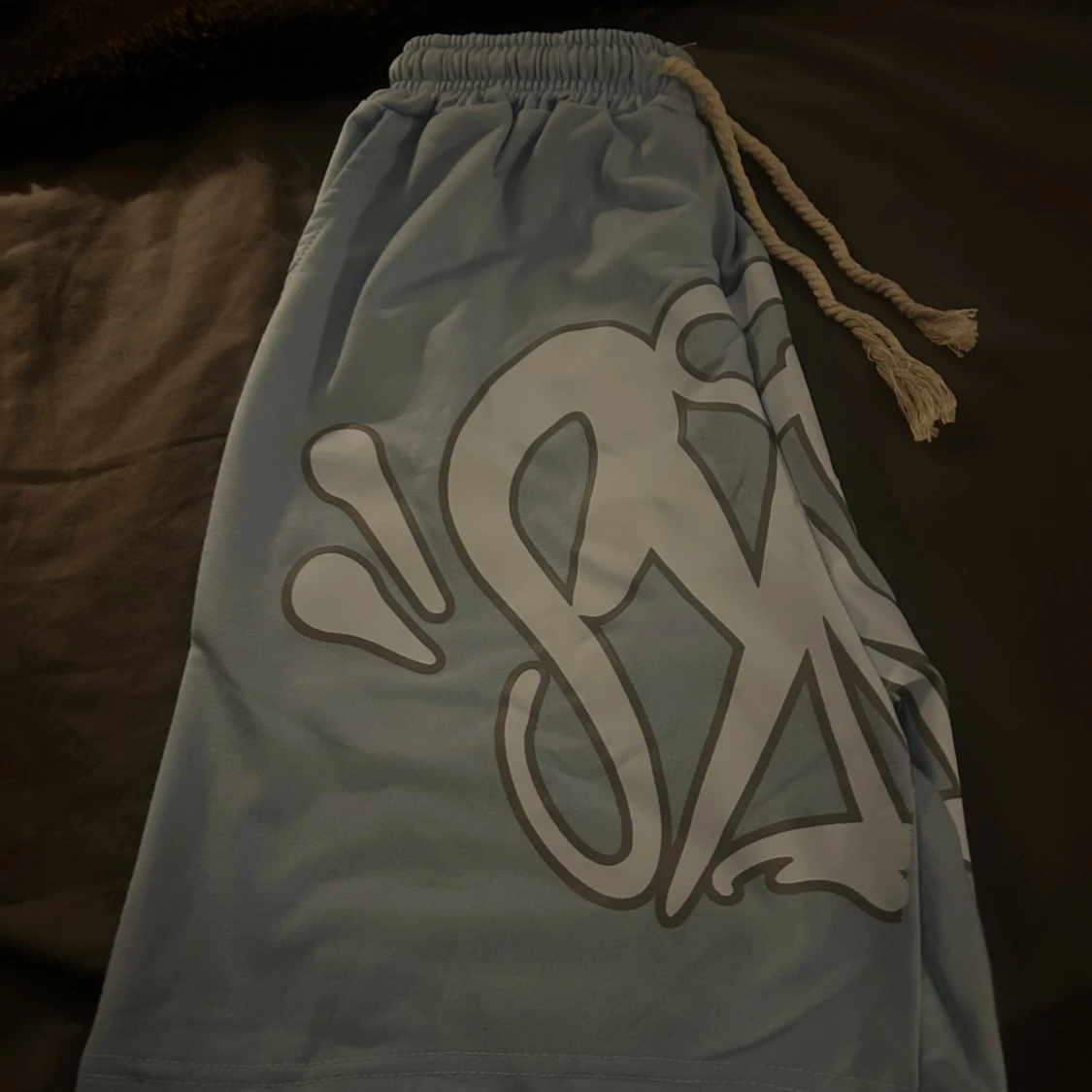 Syna world Ljusblå shorts med graffiti-tryck  - 1