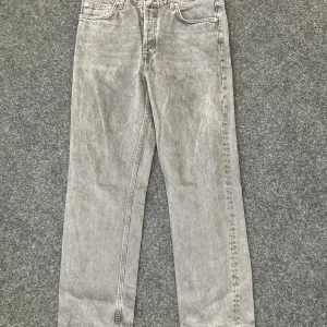 Grå jeans från Dr Denim - Säljer ett par gråa jeans från Dr Denim med klassisk femficksmodell och raka ben. Jeansen har en snygg tvättad look och normal passform. Perfekta för dig som gillar en stilren och avslappnad stil.