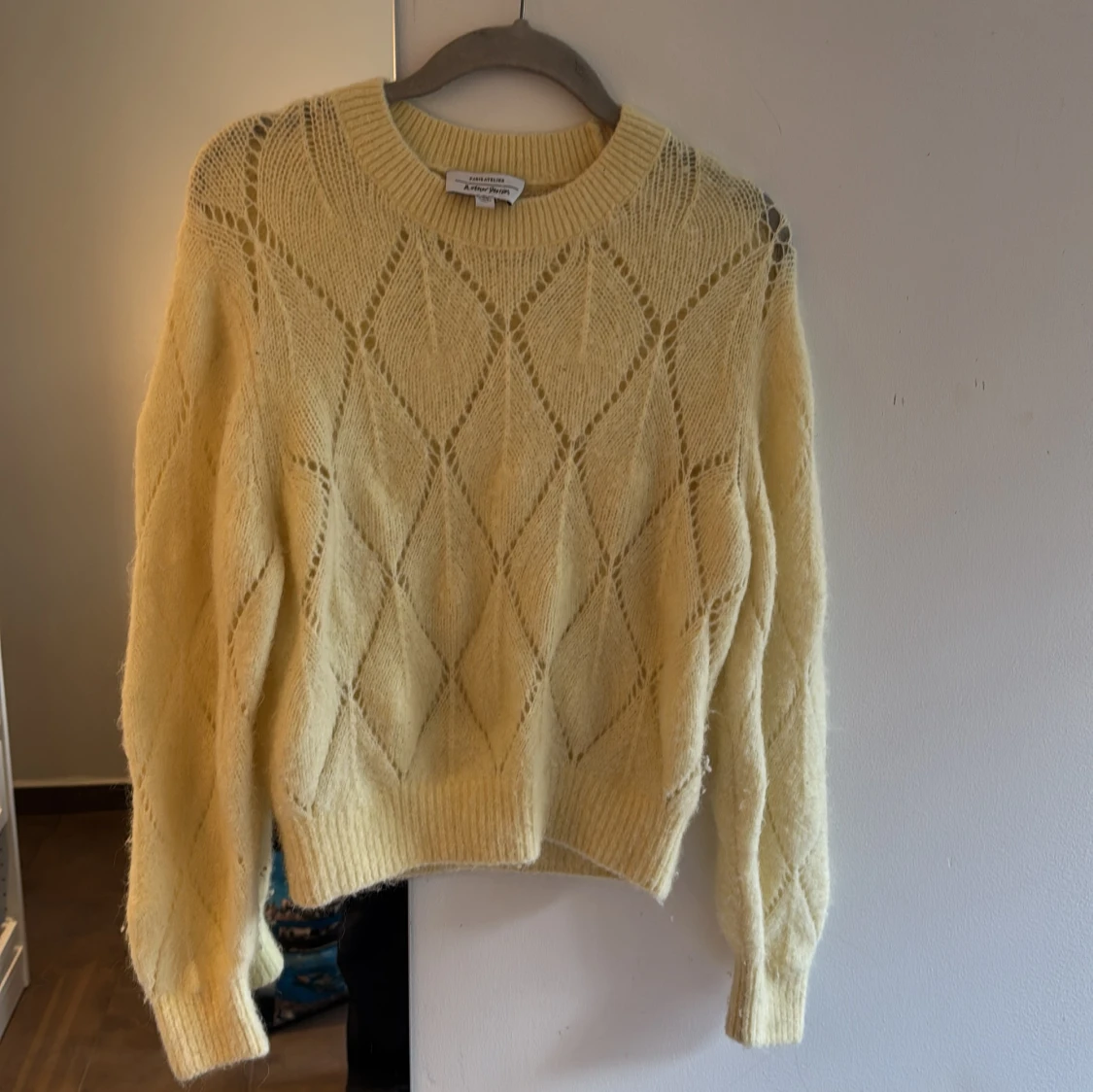 Gul stickad tröja från & Other Stories - 1