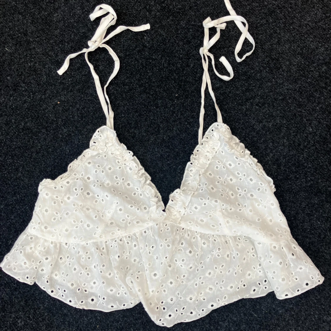 Vit broderad linnetopp med knytband