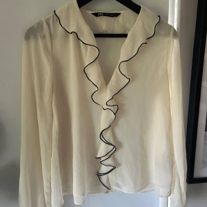 Vit blus  - Jag säljer denna blus från Zara, mycket fin att ha till ett par jeans eller en kjol nu till sommaren🫶🏻
