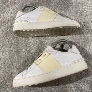 Valentino skor - Hej! Säljer nu mina skor från märket Valentino, storlek 35.5 bra skick, givetvis äkta. Tveka inte på att höra av dig om du har frågor eller funderingar kring skorna! 