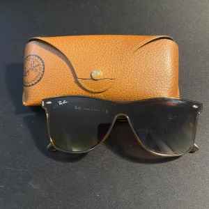 Ray-ban solglasögon - Ray ban brillor med leopard mönster. Nyskick. Enda defekten är fodralet. Se bild. Priset kan diskuteras
