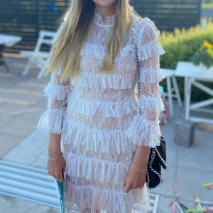 Vit By malina klänning  - Endast använd en gång på min student och kommer tyvärr inte till användning längre hos mig. Jag är 170cm lång. Pris kan diskuteras