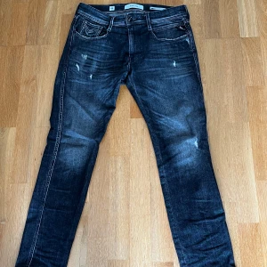 Svarta replay jeans - Svarta replay jeans med snygga slitningar. Storlek 31/32 men passar även som 30/32. Väldigt bra skick. Nypris: 1899kr Mitt pris: 799kr.  Hör av dig vid minsta fundering eller fråga! 