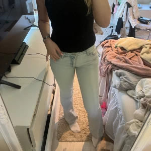 Ljusblå bootcut jeans - Säljer ett par ljusblå jeans med bootcut-modell och låg midja. Jeansen har klassisk femficksdesign och är tillverkade i mjukt denimtyg. Perfekta för dig som gillar en avslappnad men ändå trendig look.