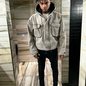 Grå jeansjacka från ZARA, storlek L - Säljer en grå jeansjacka från ZARA i storlek L. Jackan har två stora fickor framtill, dragkedja med cool ringdetalj och elastisk nederkant. Oversized fit och långärmad modell, perfekt för en chill streetstyle-look.