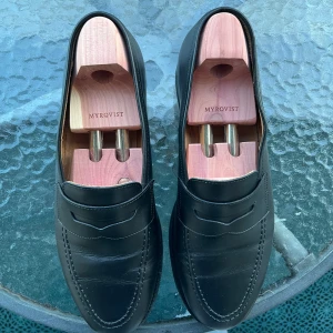 Myrqvist Stenhammar II - Säljer mina Myrqvist Stenhammar II penny loafers i storlek 41 1/2 eftersom de är lite för små. De har använts inomhus på jobbet i tre dagar för att försöka gå in i de. Är vanligtvis en 42 men blev rekommenderad en halv storlek mindre för dessa. Är du en 41 1/2 så kommer dessa dig perfekt. Skorna har stads sula så det går att gå utomhus med dessa. Släng ett DM om intresse och frågor! (Skollåda tillkomer men inte skoblock.) Priset är flexibelt.