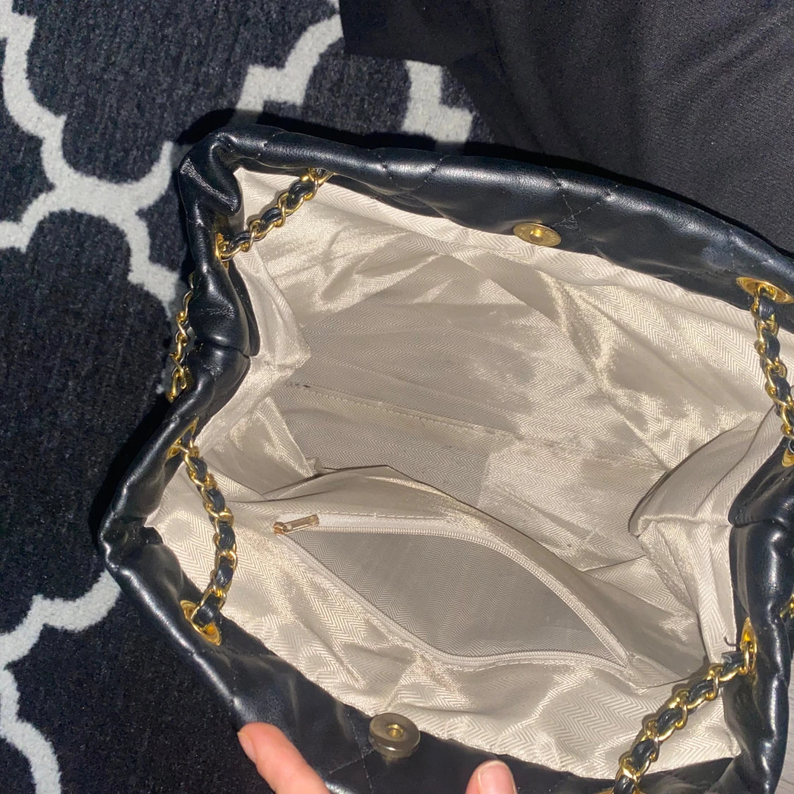 Svart quiltad axelväska med kedja - 3