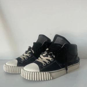 Maison Margiela New Evolution - Maison Margiela New evolutions i svart och mörkblå färg. Skick 7/10 lite smutsiga. Lådan följer med. Hör av er vid frågor eller funderingar ! Lägg bud!