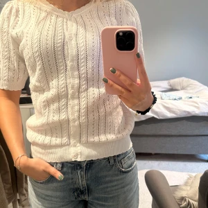 Vit sommartopp - Jättefin vit topp! Obs liten i storleken, passar mig som vanligtvis har S