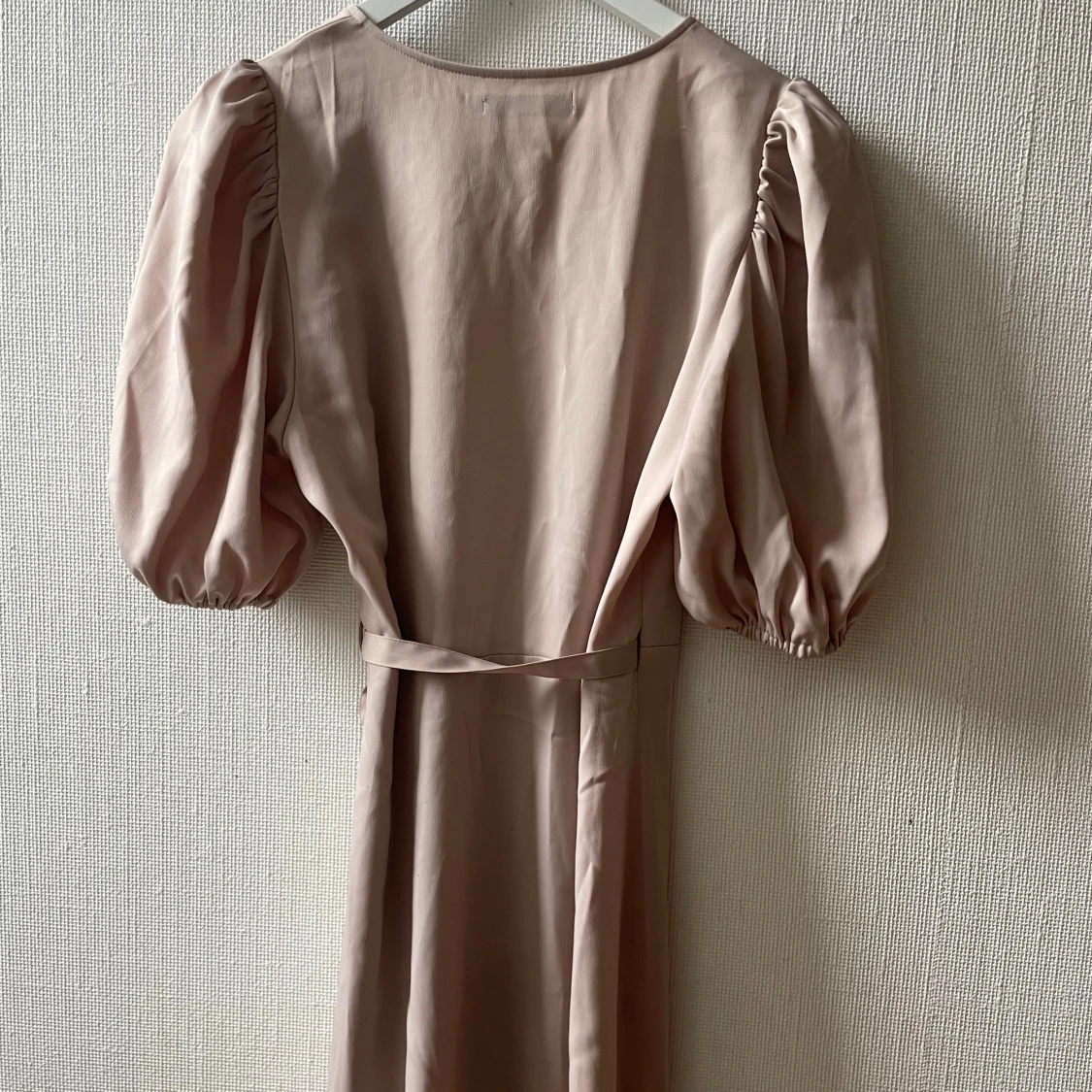 Beige omlottklänning från Bik Bok - 1