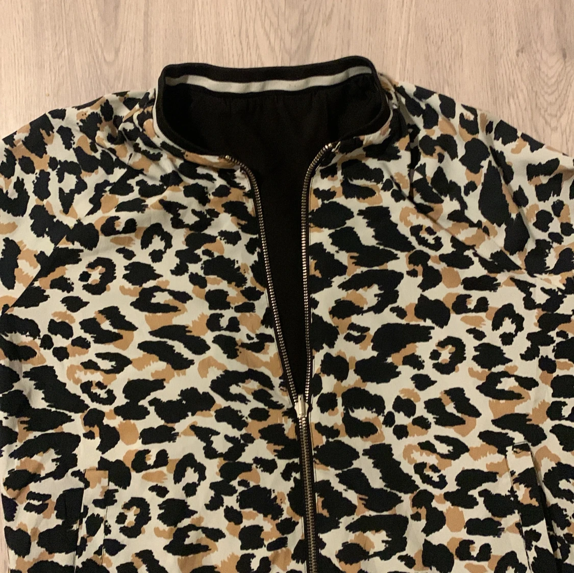 Leopardmönstrad bomberjacka med dragkedja - 2