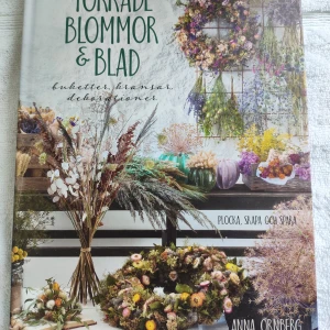 Torkade blommor & blad: buketter, kransar, dekorationer - Upptäck hur du kan skapa trendiga buketter, kransar och dekorationer med torkade blommor och blad! Perfekt för dig som vill pyssla, inreda och spara på naturens skatter. Inspireras av kreativa tips och vackra bilder – plocka, skapa och spara!
