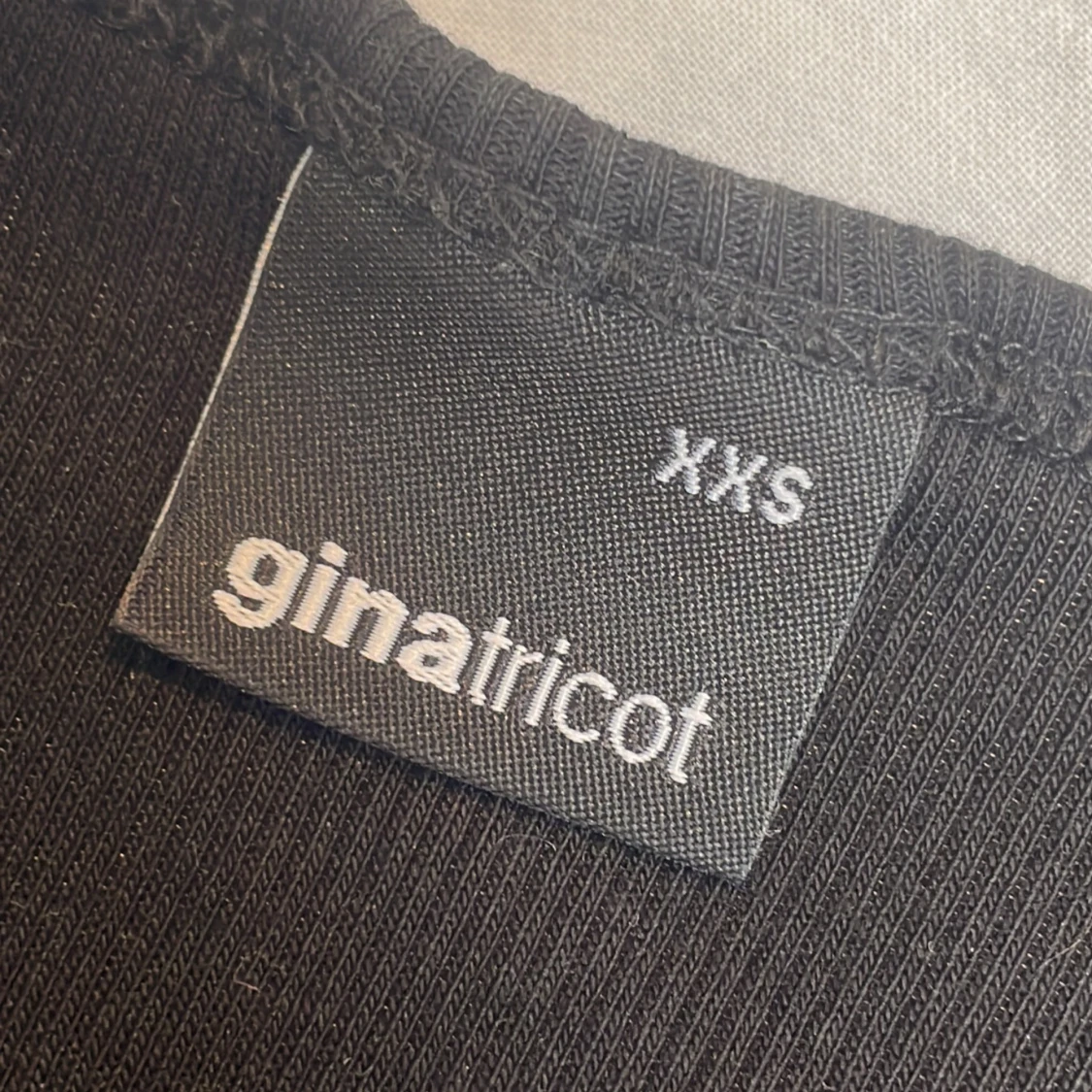 Svart ribbad topp från Gina Tricot - 3