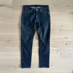 APC Selvedge - Säljee nu dessa APC Selvedge jeansen. | Jeansen är inte använda allt för länge, slits mer desto mer användning. | Storlek 29. | Skriv vid funderingar