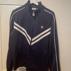 Mörkblå FILA-dress - Säljer en mörkblå dress från FILA. nästan aldrig använd. nypris var över 3000.