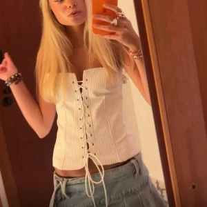 Vit korsett-topp med snörning - Supersnygg populär vit korsett-topp från Zara går inte att köpa längre och är bara använd 1 gång. Säljer då den tyvärr inte kommer till användning 