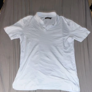 Ljusblå piké t-shirt  - Klassisk vit piké från dressman. Passar 170-180. Perfekt för sommaren.