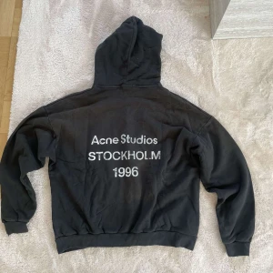 Svart hoodie från Acne Studios - Säljer denna feta svarta hoodie från Acne Studios i storlek M. Priset kan diskuteras 