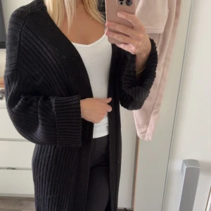 Svart lång kofta från Madlady - Lång, svart ribbstickad kofta från madlady. 