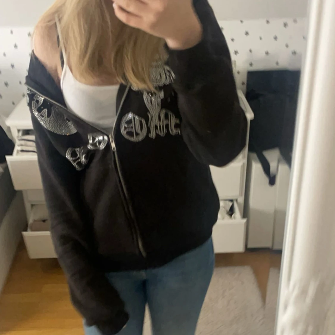 Svart hoodie med strass och tryck - 1