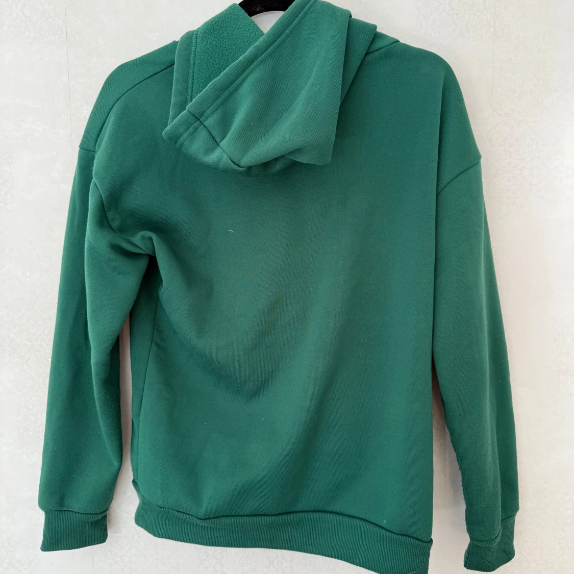 Grön hoodie med huva och ficka - 1